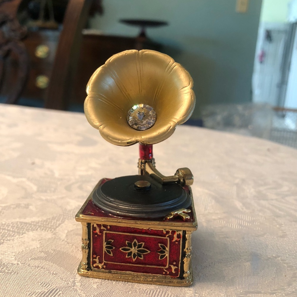 Vintage-Inspired Gold and Red Phonograph Decor